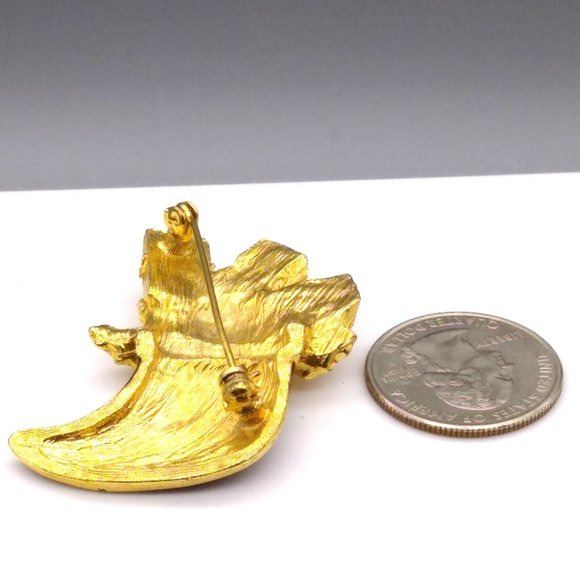 Elegant Christmas Stocking Brooch, Vintage Enamel with Gold Tone Gifts and Red - Picture 4 of 4